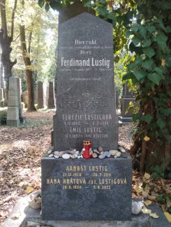 Hrob Arnošta Lustiga na pražském&nbsp;Novém židovském hřbitově