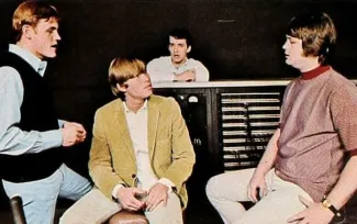 Zleva: Johnston, Melcher, Asher a Brian při nahrávání alba Pet Sounds na začátku roku 1966