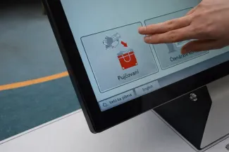 Samoobslužné půjčování - kliknutí na průkaz