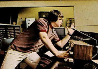 Wilson řídí nahrávací seanci alba Pet Sounds za mixážním pultem ve studiu Western 